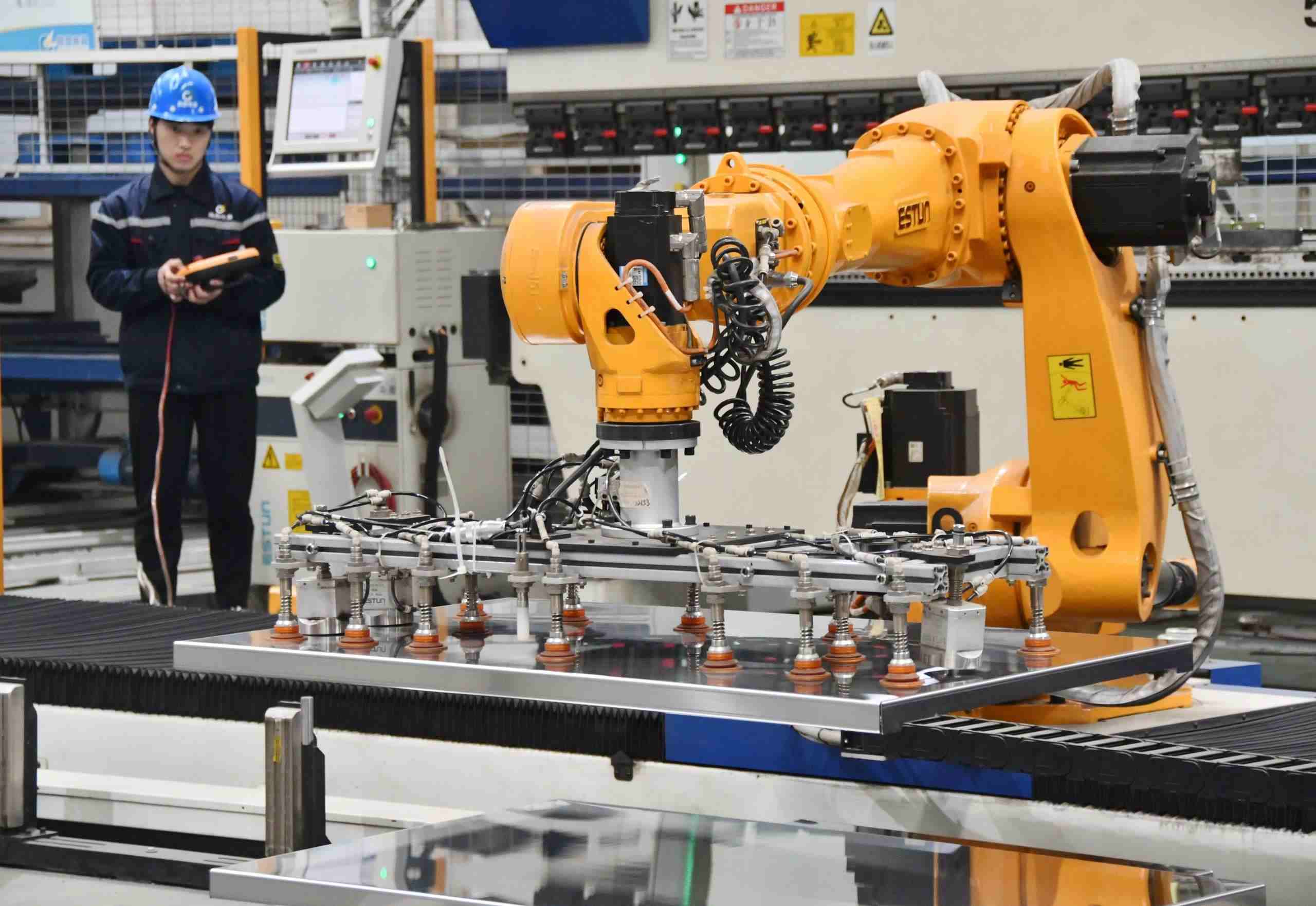 △2025年2月21日，河北邯鄲永年區(qū)工業(yè)園區(qū)的一家企業(yè)，工人正在操控工業(yè)機(jī)器人作業(yè)。