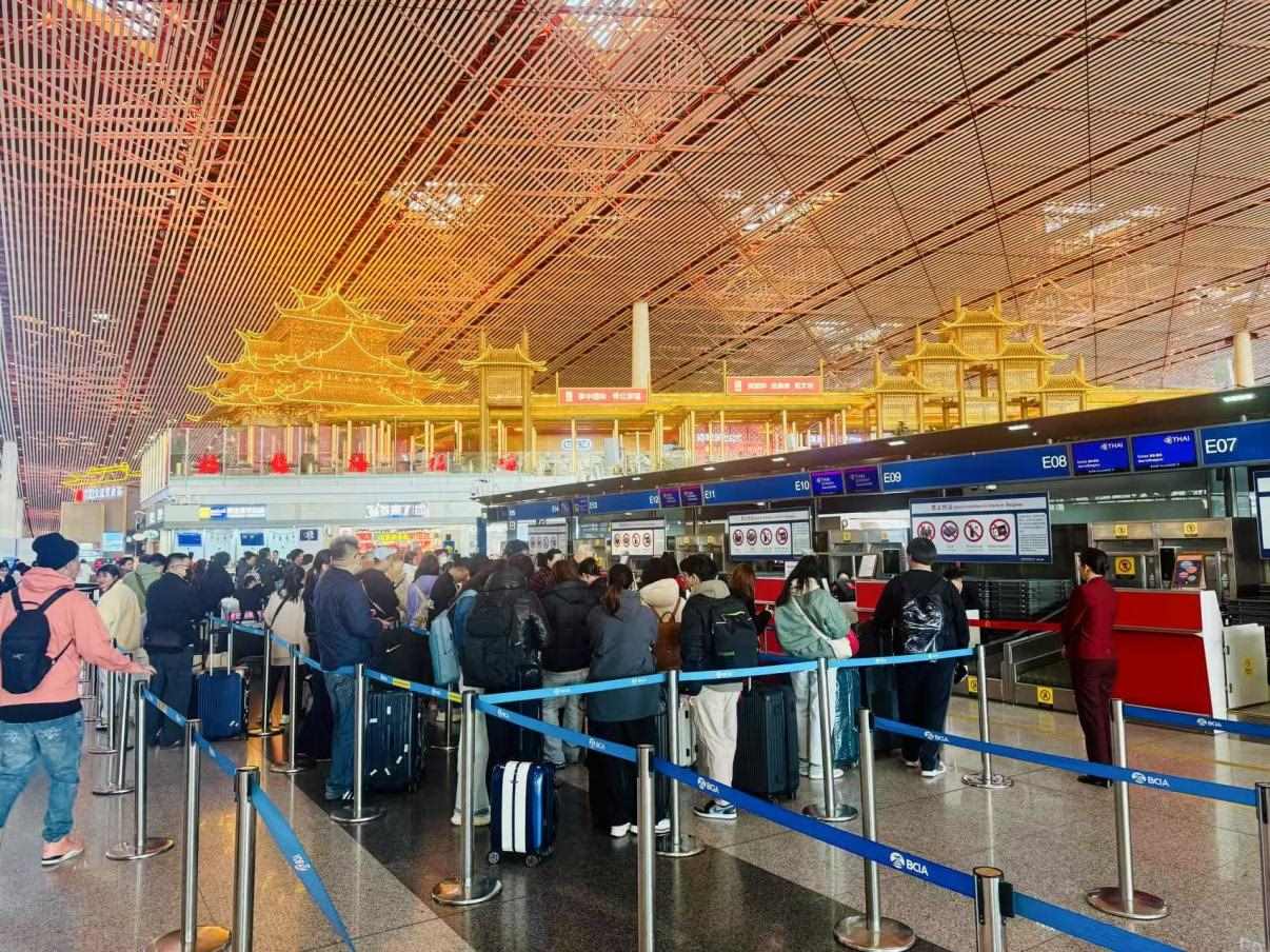 旅客在首都機(jī)場(chǎng)值機(jī)柜臺(tái)辦理乘機(jī)手續(xù)。人民網(wǎng)記者 喬雪峰攝