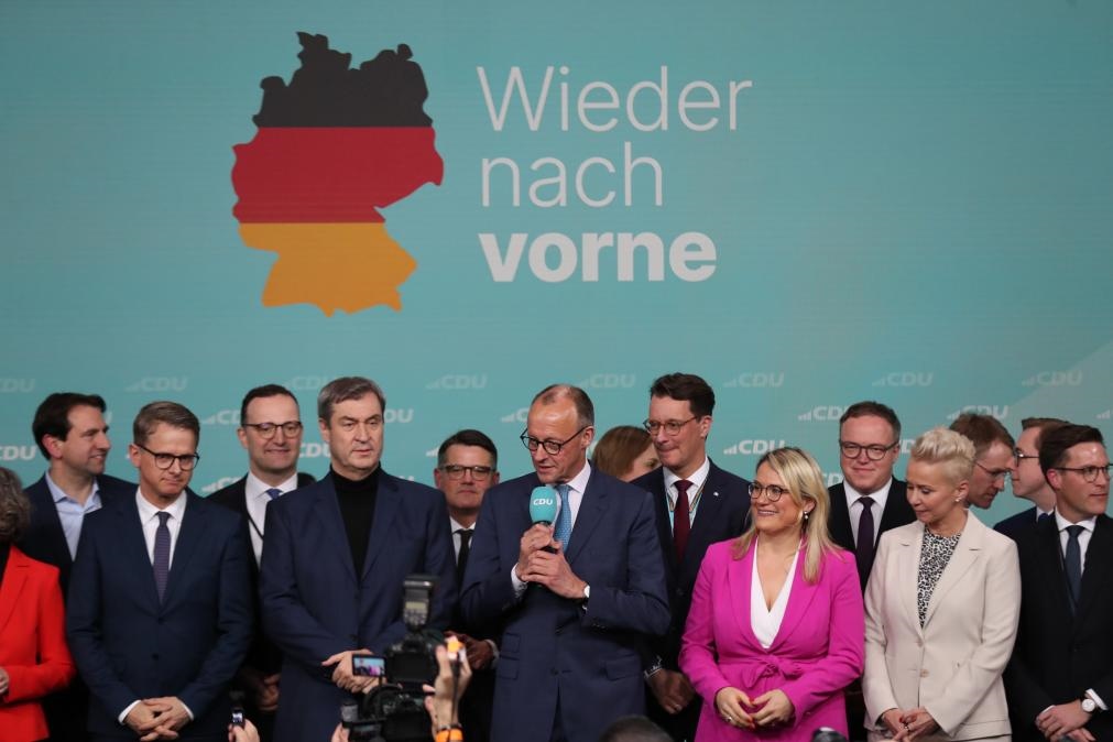 2月23日，在德國柏林的基督教民主聯(lián)盟總部，聯(lián)盟黨總理候選人默茨（中）在出口民調(diào)顯示領(lǐng)先后接受祝賀。新華社記者杜哲宇攝