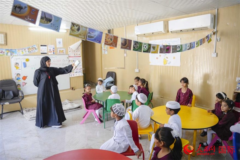 在庫姆扎爾的學(xué)校，老師正在給孩子們上課。人民網(wǎng) 塔里克·易卜拉欣攝