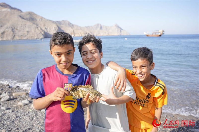 在海邊玩耍的孩子們。人民網(wǎng) 塔里克·易卜拉欣攝