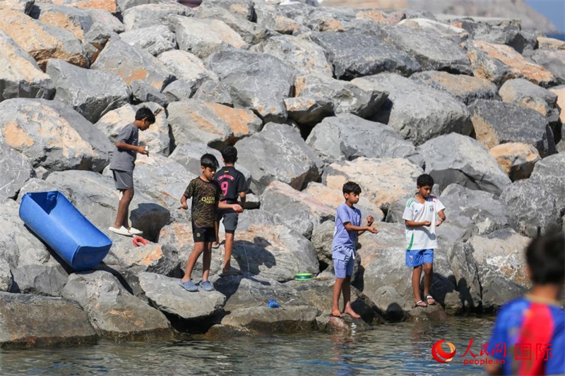 在海邊玩耍的孩子們。人民網(wǎng) 塔里克·易卜拉欣攝