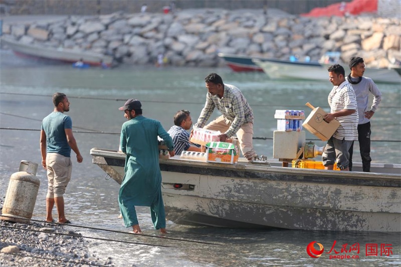 當(dāng)?shù)厝藗冊谶\(yùn)送生活物資。人民網(wǎng) 塔里克·易卜拉欣攝