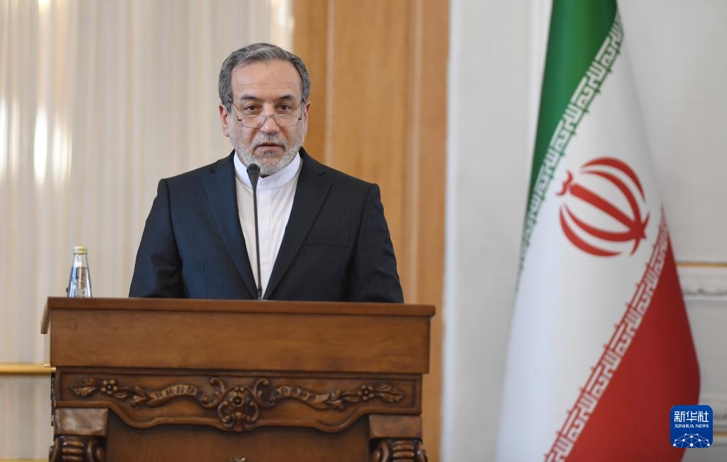 2月25日，在伊朗德黑蘭，伊朗外交部長(zhǎng)阿拉格齊出席聯(lián)合新聞發(fā)布會(huì)。新華社記者 沙達(dá)提 攝