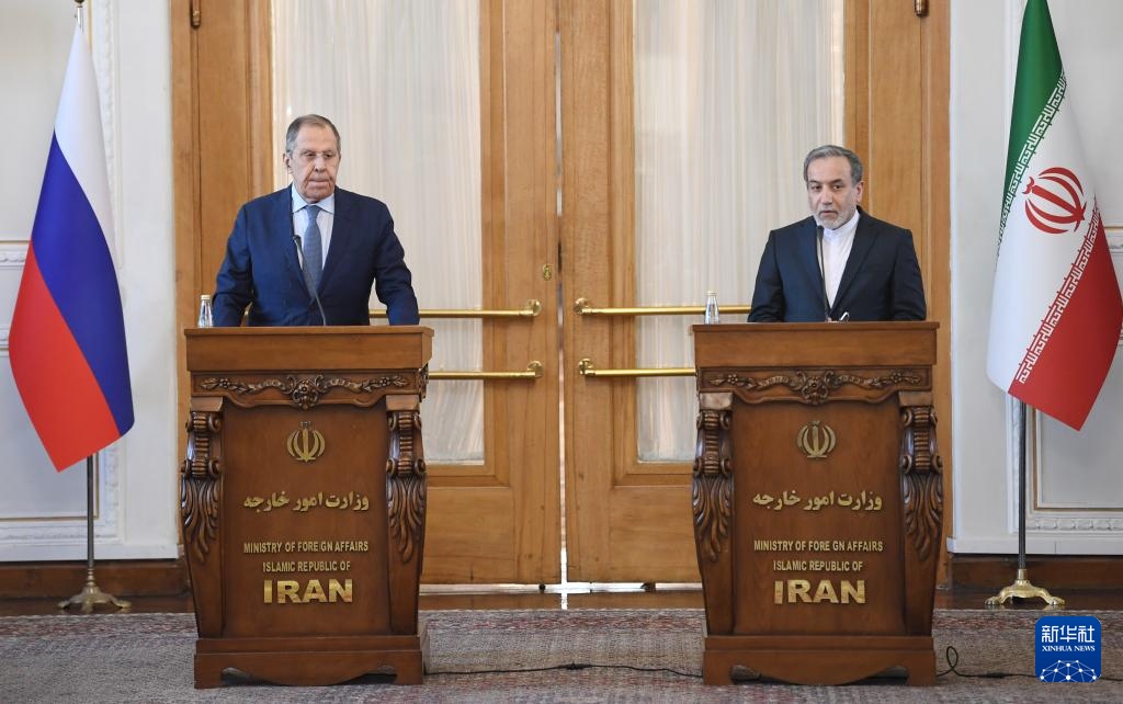 2月25日，在伊朗德黑蘭，伊朗外交部長(zhǎng)阿拉格齊（右）與俄羅斯外長(zhǎng)拉夫羅夫出席聯(lián)合新聞發(fā)布會(huì)。新華社記者 沙達(dá)提 攝