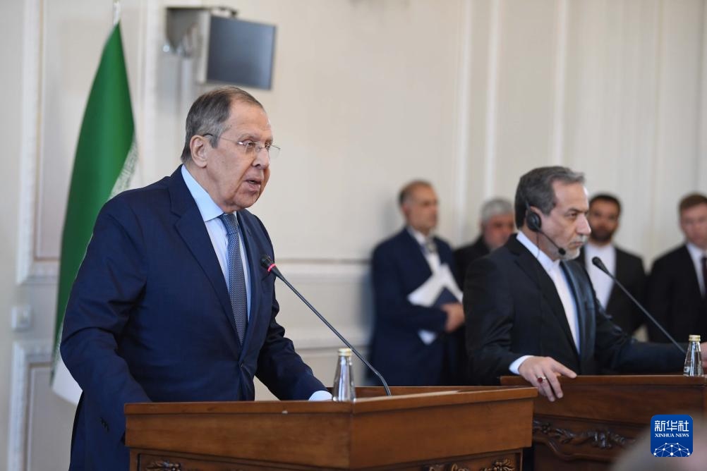 2月25日，在伊朗德黑蘭，俄羅斯外長(zhǎng)拉夫羅夫（左）與伊朗外交部長(zhǎng)阿拉格齊出席聯(lián)合新聞發(fā)布會(huì)。新華社記者 沙達(dá)提 攝