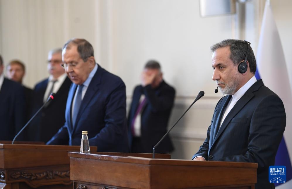 2月25日，在伊朗德黑蘭，伊朗外交部長(zhǎng)阿拉格齊（右）與俄羅斯外長(zhǎng)拉夫羅夫出席聯(lián)合新聞發(fā)布會(huì)。新華社記者 沙達(dá)提 攝