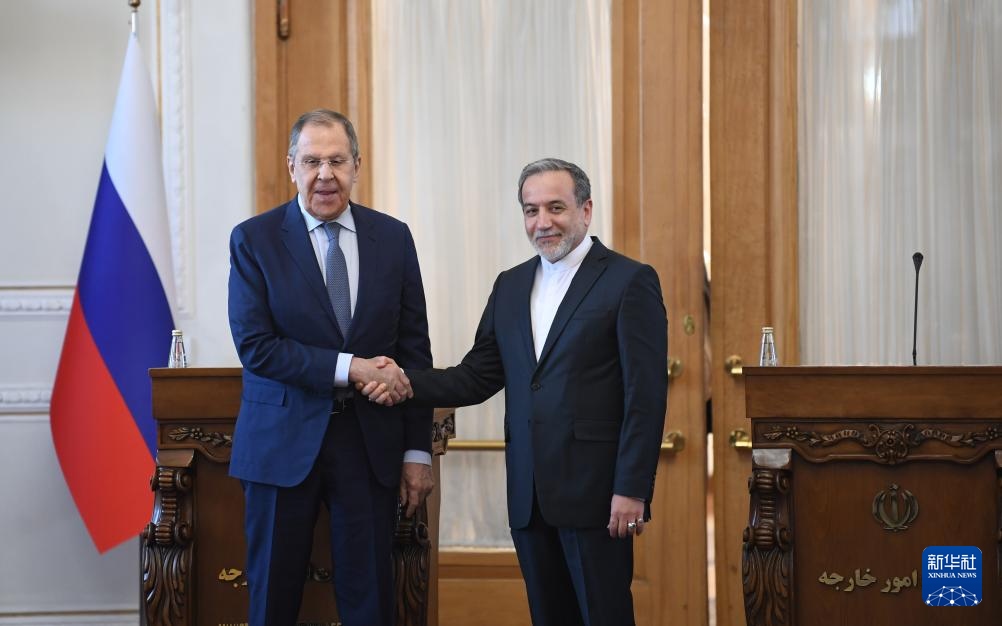 2月25日，在伊朗德黑蘭，伊朗外交部長(zhǎng)阿拉格齊（右）與俄羅斯外長(zhǎng)拉夫羅夫出席聯(lián)合新聞發(fā)布會(huì)。新華社記者 沙達(dá)提 攝