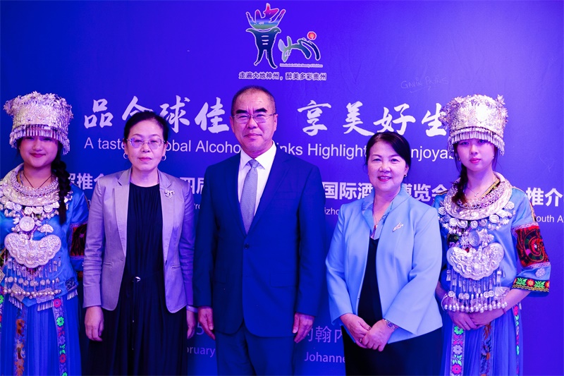 潘慶江總領(lǐng)事與王洪波秘書(shū)長(zhǎng)合影。（南非貴州商會(huì)供圖）