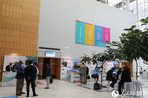 第5屆“共同金融”峰會在南非開普敦國際會議中心開幕。圖為與會嘉賓正在交談。人民網(wǎng)記者 戴楷然攝