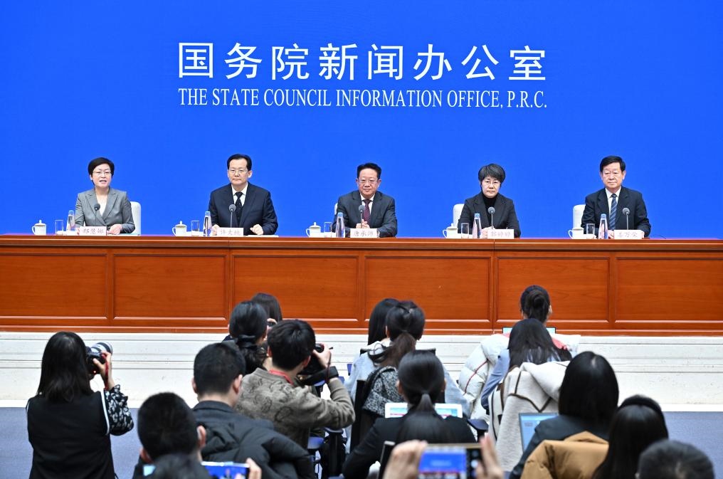 2月28日，國(guó)務(wù)院新聞辦公室在北京舉行國(guó)務(wù)院政策例行吹風(fēng)會(huì)，民政部副部長(zhǎng)唐承沛、財(cái)政部副部長(zhǎng)郭婷婷、自然資源部副部長(zhǎng)許大純、住房城鄉(xiāng)建設(shè)部副部長(zhǎng)姜萬(wàn)榮和國(guó)務(wù)院新聞辦公室新聞發(fā)言人介紹2024年國(guó)務(wù)院部門(mén)辦理全國(guó)人大代表建議和全國(guó)政協(xié)提案工作有關(guān)情況，并答記者問(wèn)。新華社記者 李鑫 攝