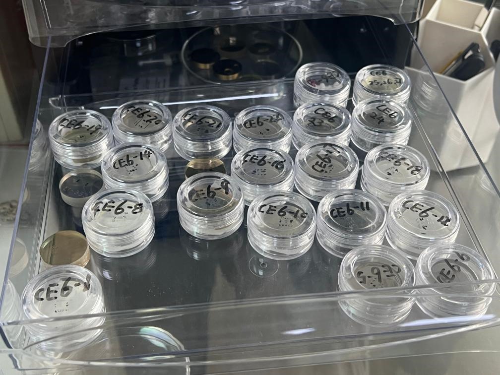 包含嫦娥六號樣品的樹脂靶。新華社記者 溫競華 攝