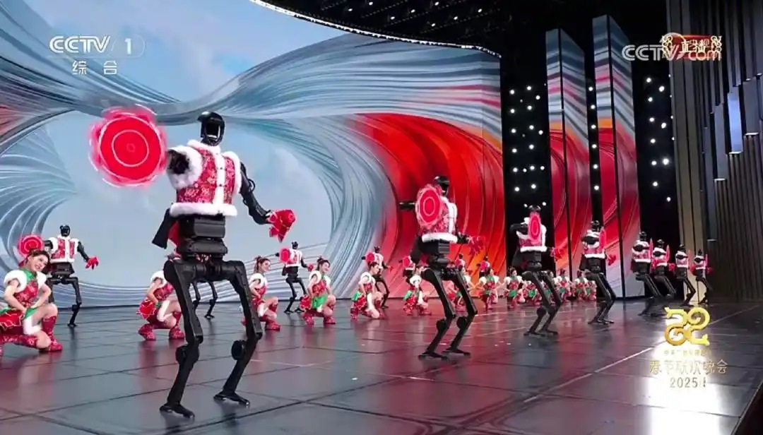 △今年春晚，宇樹科技人形機器人身穿東北特色的花棉襖扭秧歌，呈現(xiàn)出全新視覺效果。