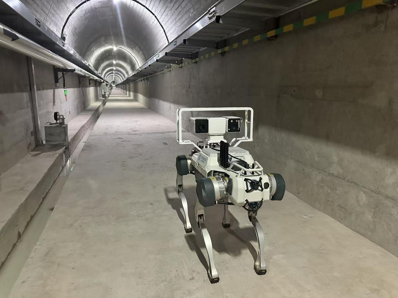 機(jī)器人正在對(duì)大壩廊道進(jìn)行巡檢，重點(diǎn)監(jiān)測(cè)裂縫，滲水點(diǎn)，積水等。水利部供圖