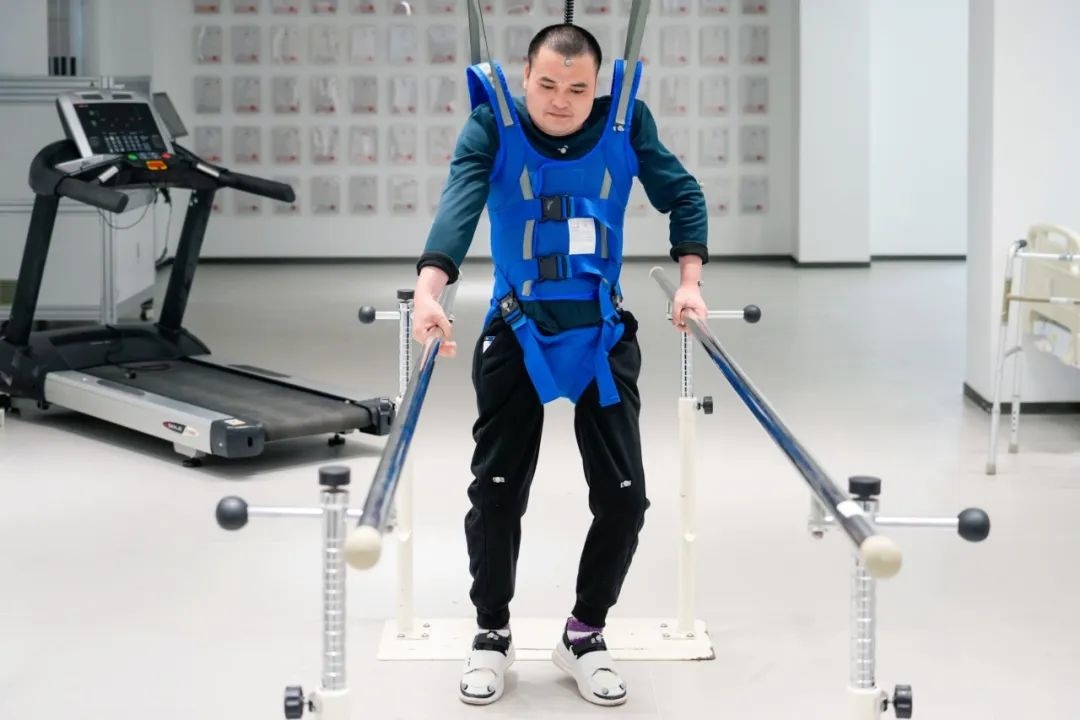 在術后第14天，患者依靠自身運動意圖行走。復旦大學供圖