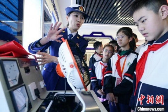 圖為學(xué)生們參觀道里區(qū)消防救援大隊(duì)消防科普體驗(yàn)館內(nèi)電器火災(zāi)演示實(shí)驗(yàn)臺(tái)。中新社記者 趙宇航 攝