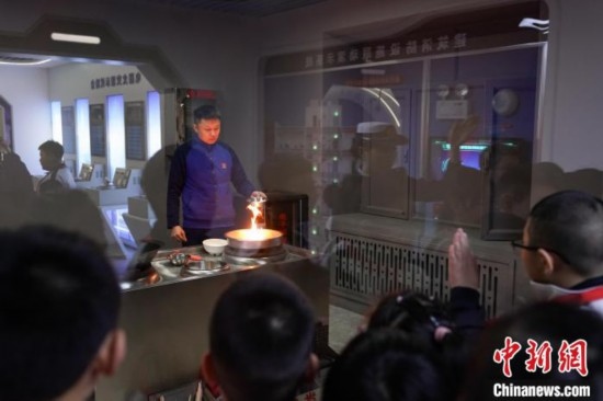 圖為學(xué)生們參觀道里區(qū)消防救援大隊(duì)消防科普體驗(yàn)館內(nèi)火場(chǎng)真實(shí)體驗(yàn)演示區(qū)。中新社記者 趙宇航 攝