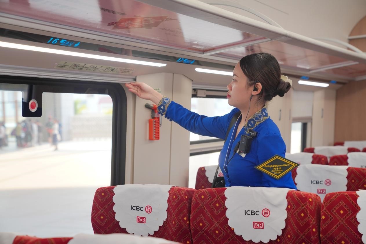 中老鐵路瀾滄號動車組列車長小麗正在進行車廂檢查。老中鐵路有限公司供圖