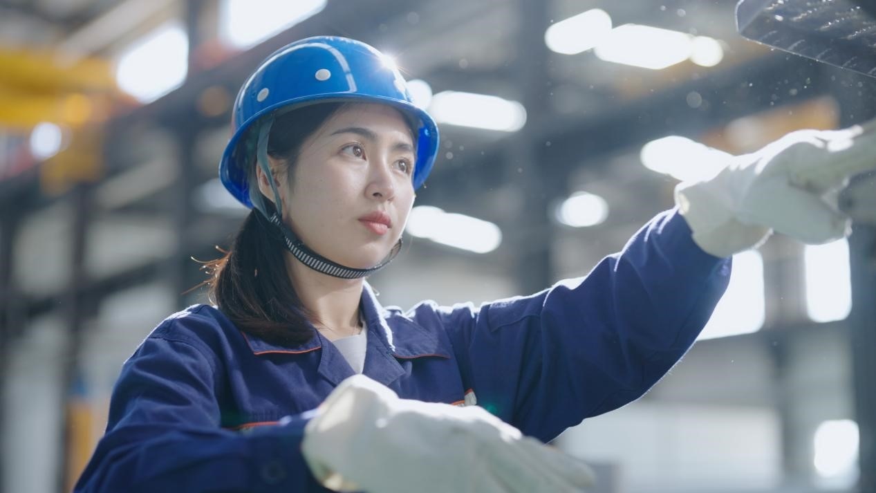 老中鐵路有限公司萬象運營管理中心機輛車間希達在工作中。老中鐵路有限公司供圖