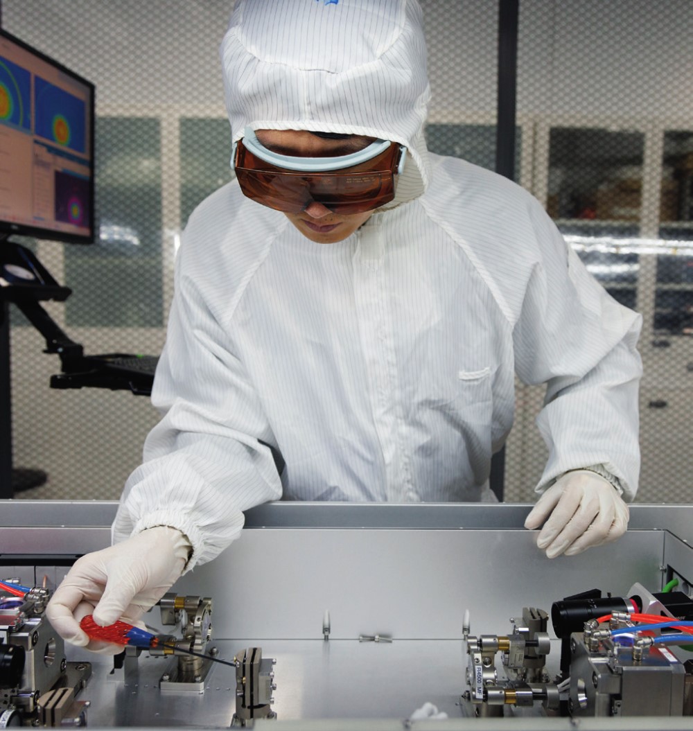 科研人員在廣東東莞阿秒科學(xué)中心實驗室調(diào)試高性能激光器（2025年1月10日攝）。金立旺攝/本刊