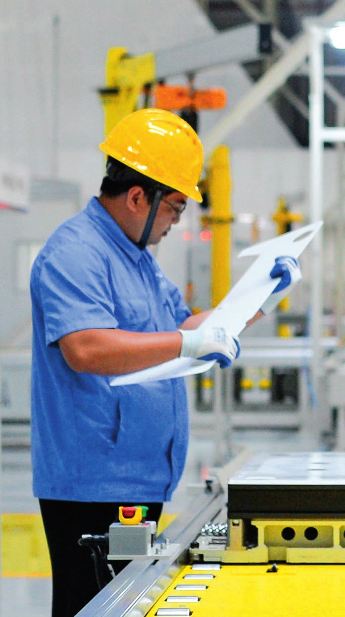 工人在位于廣東珠海的緯景儲能珠海“超G工廠”工作（2024年5月19日攝）。李任滋攝/本刊