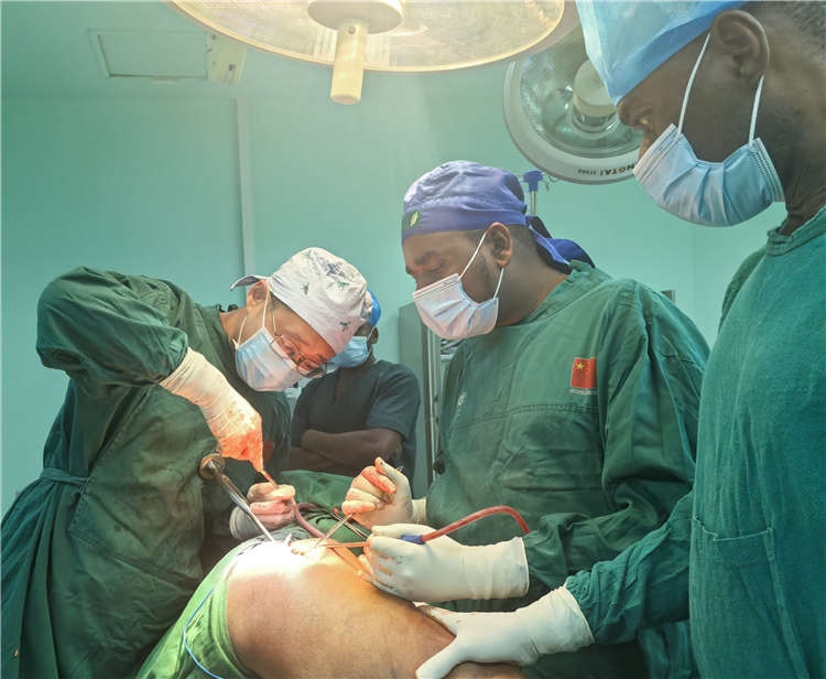 王磊醫(yī)師手術(shù)中。中國(guó)援桑醫(yī)療隊(duì)供圖