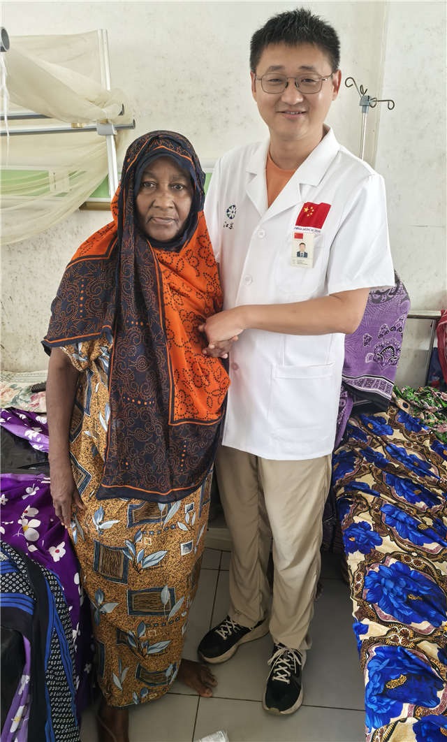 術(shù)后第二天患者即能站立。中國(guó)援桑醫(yī)療隊(duì)供圖