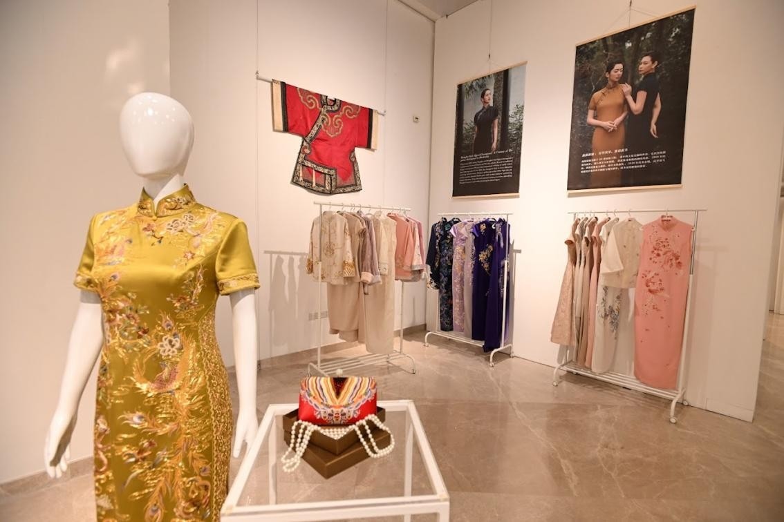 展覽現(xiàn)場(chǎng)展出各種款式的精美旗袍。新加坡中國(guó)文化中心供圖