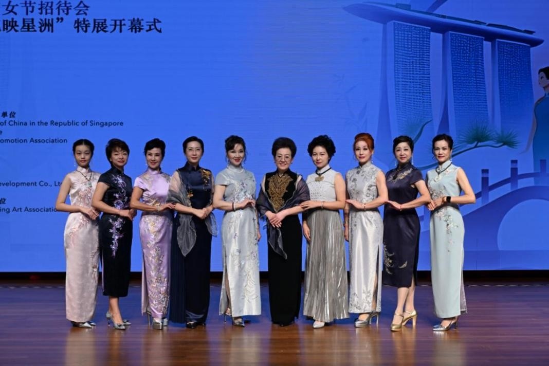 海派旗袍走秀展示著不同款式旗袍的獨(dú)特魅力。新加坡中國(guó)文化中心供圖