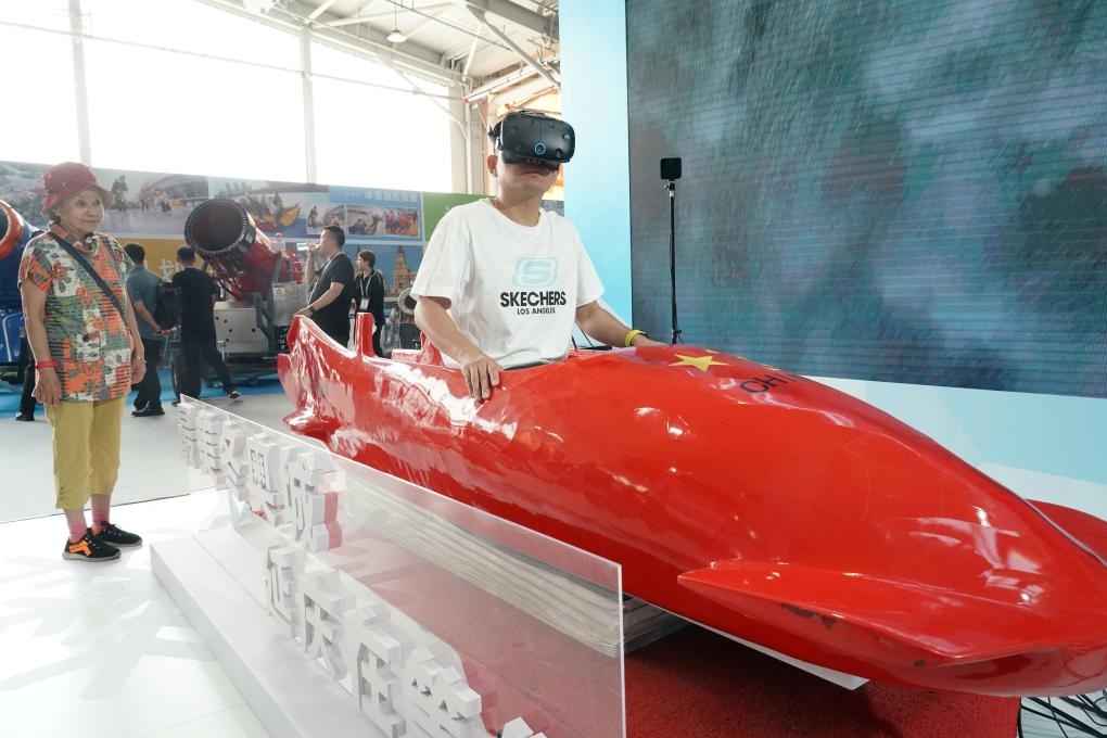 2023年9月15日，觀眾在2023國際冬季運(yùn)動（北京）博覽會現(xiàn)場通過VR設(shè)備體驗(yàn)雪車。新華社記者 任超 攝