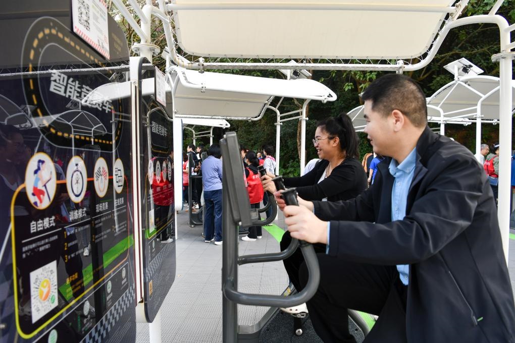 2024年1月20日，市民在蓮花山公園西區(qū)室外智能健身房參加競賽活動。當(dāng)日，深圳市室外智能健身競賽活動舉行。新華社記者 梁旭 攝