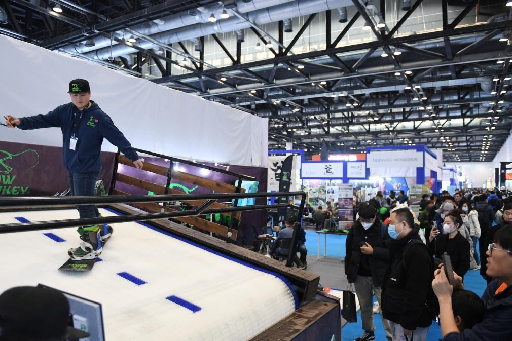 2023年2月11日，參觀者在展會上了解一款模擬滑雪設(shè)備。當(dāng)日，2023亞洲運(yùn)動用品與時(shí)尚展在國家會議中心拉開帷幕。新華社記者 張晨霖 攝