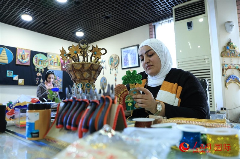 設計師娜達在制作巴比倫時期飾品。人民網(wǎng)伊納斯·易卜拉欣攝