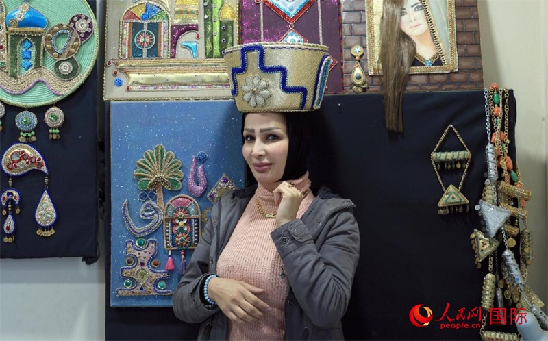 設計師展示亞述國王同款王冠。人民網(wǎng)伊納斯·易卜拉欣攝