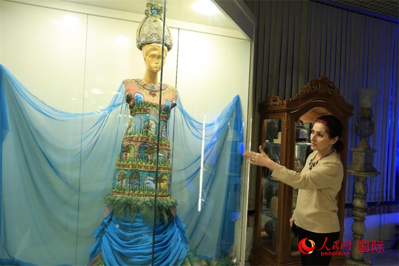 設計師展示服飾。人民網(wǎng)伊納斯·易卜拉欣攝