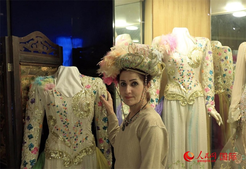 設計師展示阿拉伯阿巴斯王朝時期王冠。人民網(wǎng)伊納斯·易卜拉欣攝