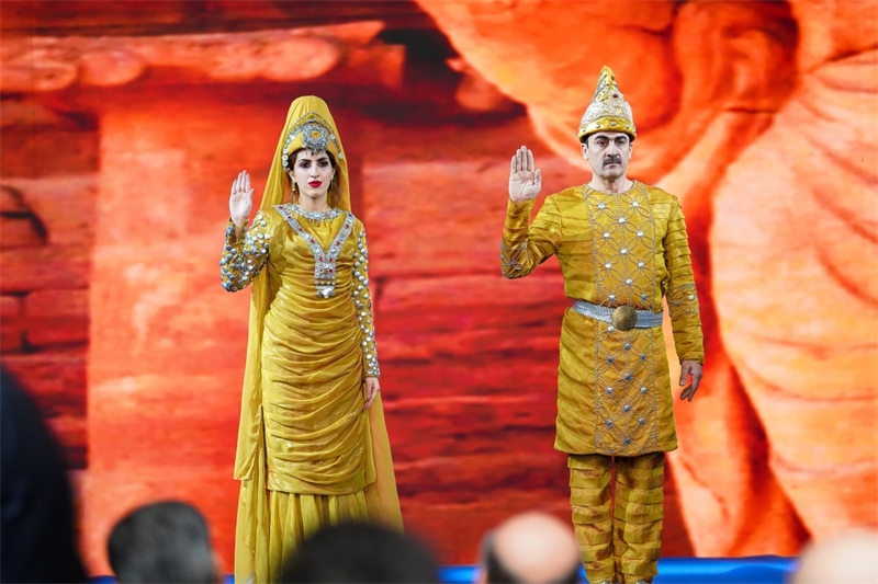 伊拉克時尚館舉辦的時裝展上，模特展示亞述時期服飾。伊拉克時尚館供圖