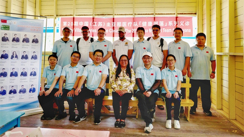 圭亞那印第安人事務部部長蘇凱（前排右三）在啟動儀式上和中國醫(yī)療隊隊員合影。第二十期中國援圭亞那醫(yī)療隊供圖