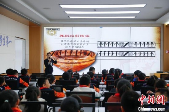 圖為學生在“國寶音樂會”社教課中了解舞蹈紋彩陶盆。中新社記者 馬銘言 攝