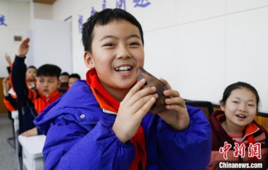 圖為學生在“國寶音樂會”社教課中體驗吹陶塤。中新社記者 馬銘言 攝