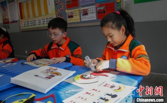 圖為學生參與“土族娃娃布貼畫”社教課。中新社記者 馬銘言 攝