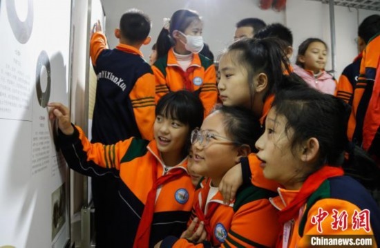 圖為學生參觀青海省博物館“1+3”主題流動展覽，了解在青海喇家遺址出土的齊家文化 · 玉三璜聯(lián)璧。中新社記者 馬銘言 攝