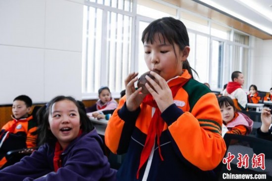 圖為學生在“國寶音樂會”社教課中體驗吹陶塤。中新社記者 馬銘言 攝