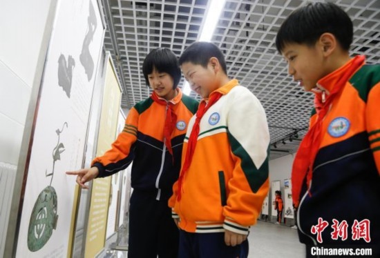 圖為學生了解出土于青海省西寧市大通回族土族自治縣的漢代鸞鳳銅熏爐蓋。中新社記者 馬銘言 攝