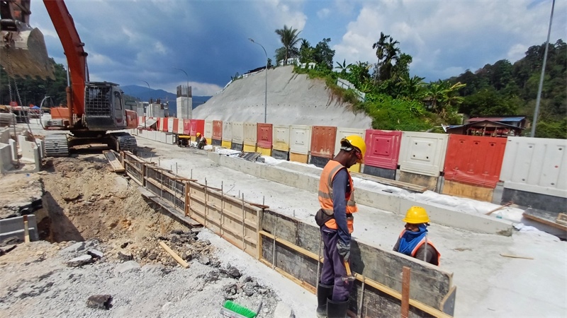 施工現(xiàn)場(chǎng)。 鄧騰亮攝