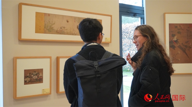 劍橋大學(xué)學(xué)者參觀宋畫特展。人民網(wǎng) 徐量攝