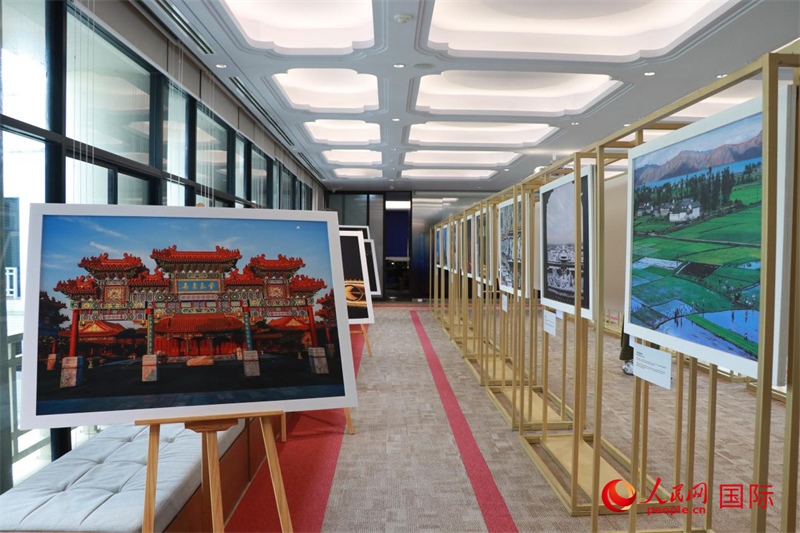 “遇見(jiàn)”攝影展現(xiàn)場(chǎng)。朱瀟逸攝