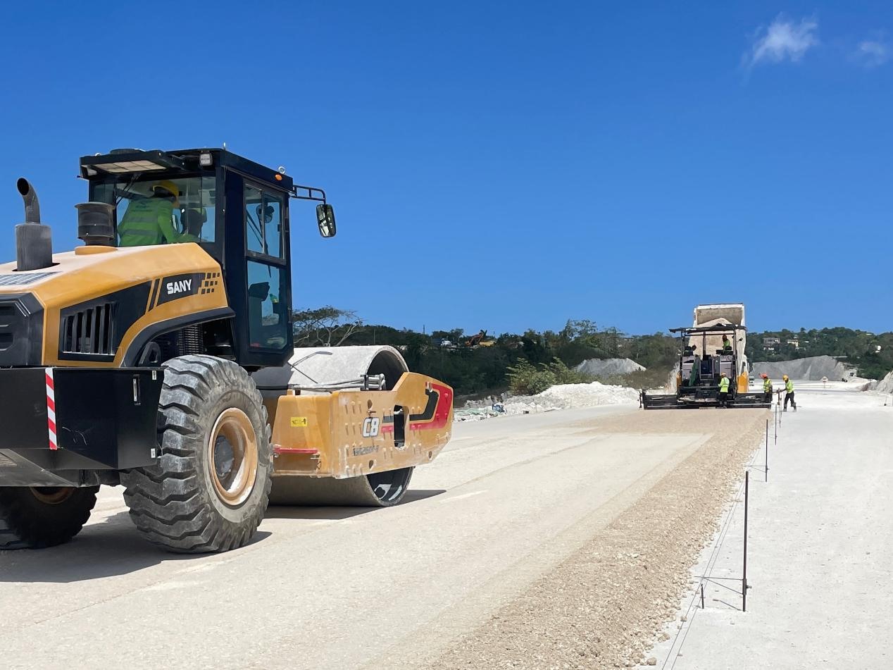 圖為中企承建的牙買加蒙特哥貝繞城路項目基層試驗段正在進行攤鋪和碾壓施工，相關(guān)施工工作已于日前順利完成。中國港灣美洲區(qū)域公司供圖