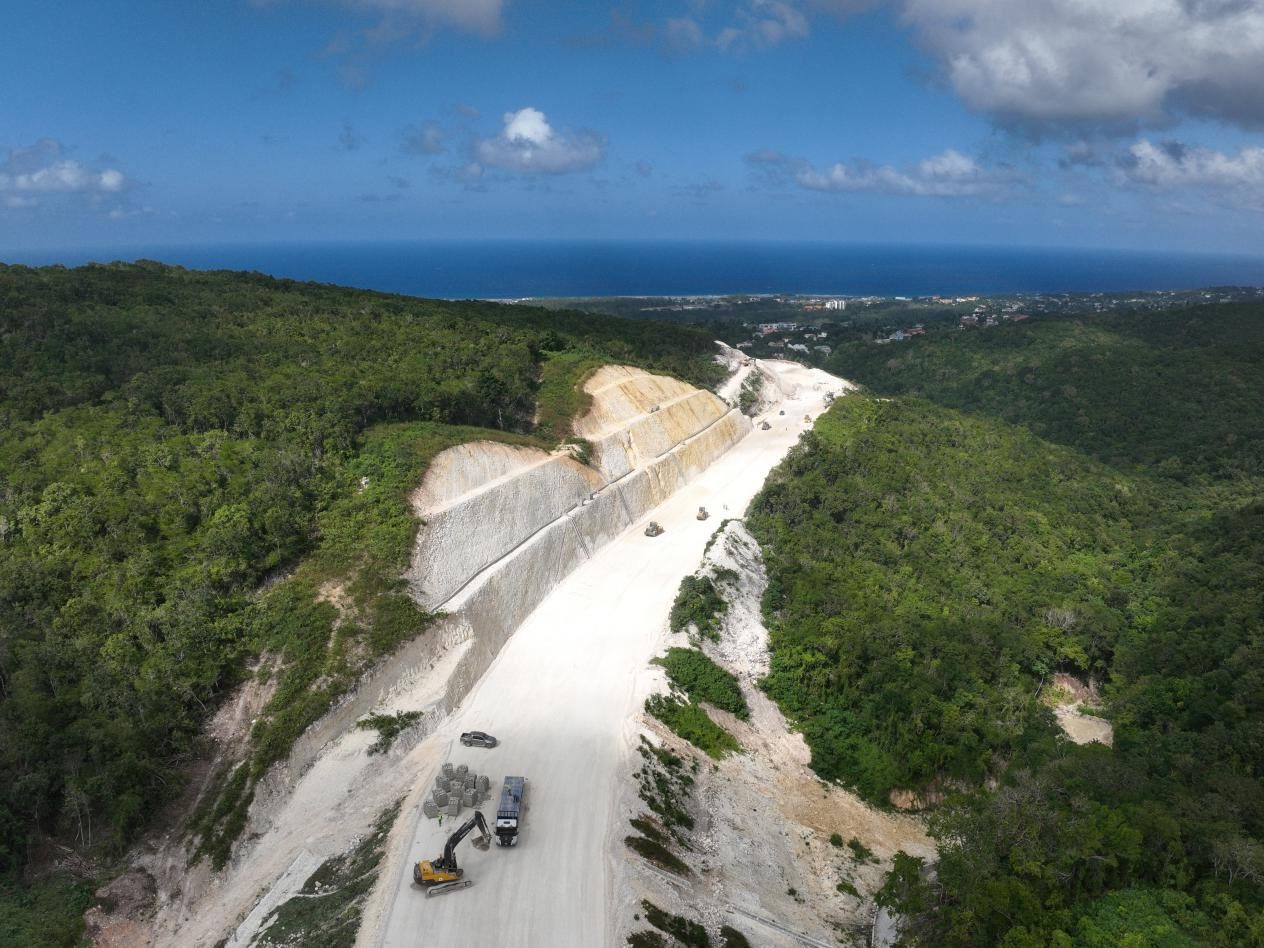 圖為中企承建的牙買加蒙特哥貝繞城路項目基層試驗段正在進行攤鋪和碾壓施工，相關(guān)施工工作已于近日順利完成。中國港灣美洲區(qū)域公司供圖