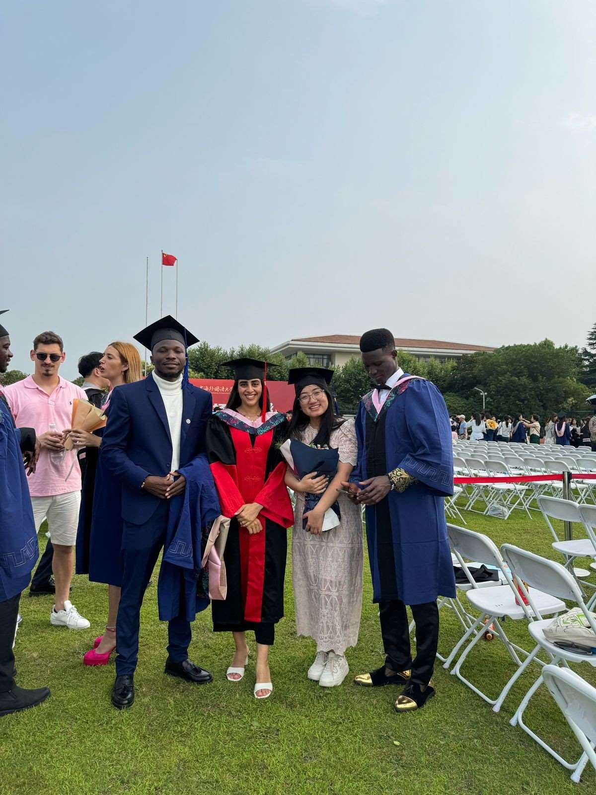 卡友琪（右三）在中國(guó)獲得學(xué)位后與同學(xué)合影。受訪者供圖